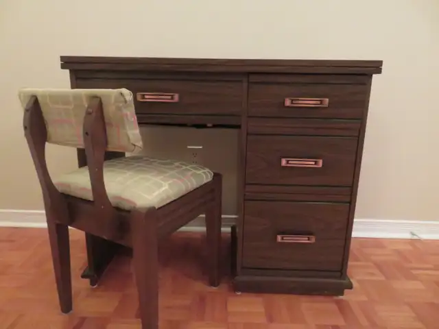 Machine à coudre Vigorelli, meuble et chaise in Multi-item in Laval / North Shore - Image 3