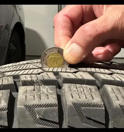 Ensemble de 4 pneus d’hiver Yokohama, dimension 215/70 R16, en excellent état. Utilisés pendant troi...