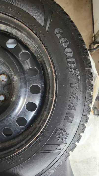 Off equinox. 225/65/17 Good tread life remaining. 905 805 0977