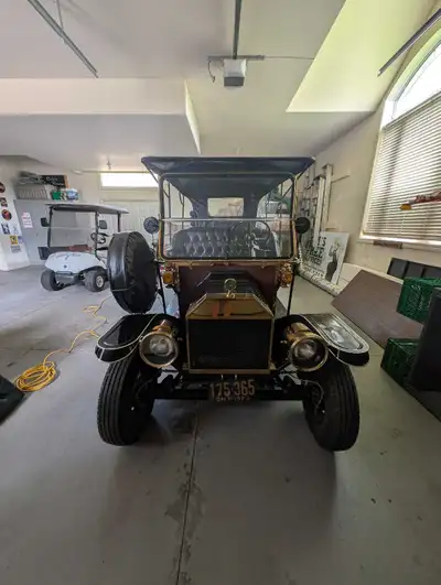 CLASSIC VINTAGE WEDDING 1923 CAR IN BLACK WITH GOLD TRIM & BRASS FRONT HEAD LIGHTS. ELECTRIC POWERED...