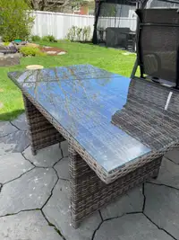 Table en rotin et aluminium de patio
