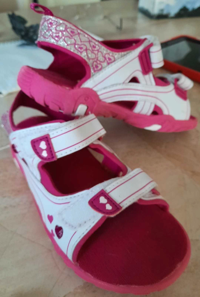 Girls Size 2 Sandals in new condition  in Kids & Youth in Kingston - Image 2