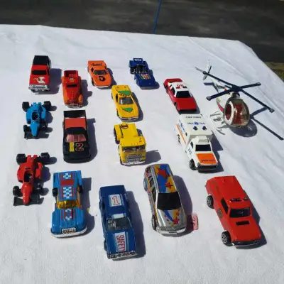 Hélicoptère avec treuil, Ambulance, Camion pompiers, Police service d'urgence et mini voitures. Quan...