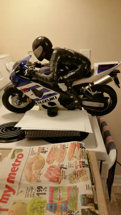Susuki Tyco RC Motorcycle GSX-R 1000 R 1/5 scale Blue / White Powers on, makes engine sound, rolls,...