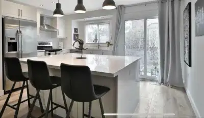 Bright, warm and cozy private room available in a recently renovated Townhome in North Burlington. 5...
