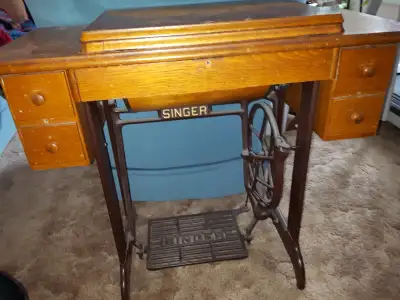 Singer Sewing Machine 15-88 and 15-89. Copyright 1940. Well used by my Mother and taught me how to u...