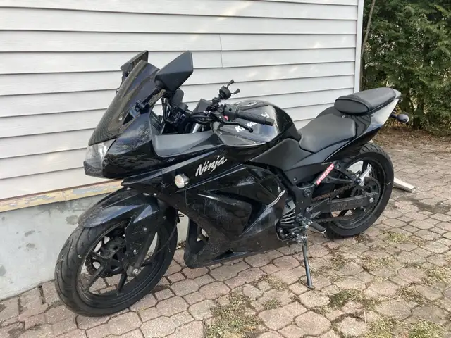 2009 kawaski ninja 250cc in Sport Bikes in Ottawa - Image 2