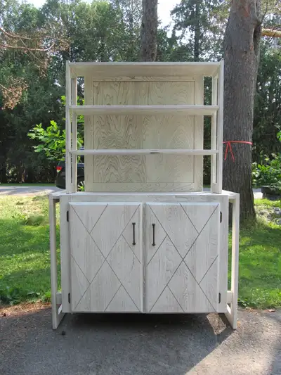 Buffet de cuisine vieillot / Antique-style kitchen buffet, View more