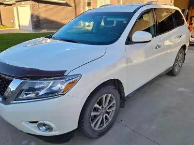 2015 Nissan Pathfinder SV – Excellent condition, 190,800 kms – mostly highway, White with Black inte...