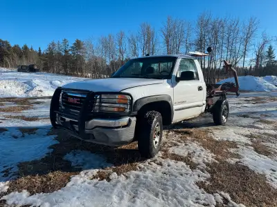 2004 GMC Sierra 2500 HD 4x4 with hydra bale deck. Can haul two full sized bales. Strong running 6.0L...