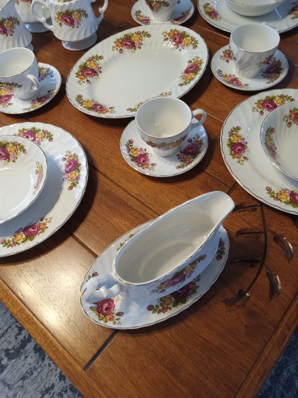 cottage rose dishes in Arts & Collectibles in Kapuskasing - Image 4