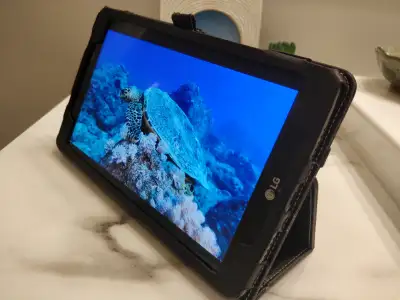 Hey there, For sale is an LG GPad III (LG-V522), which is an 8-inch "phablet", since it's a tablet w...