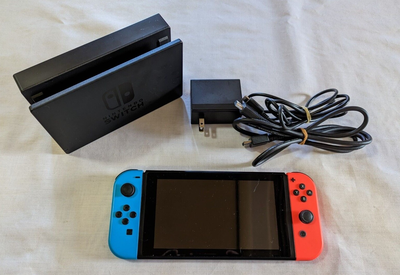 I'm selling my Nintendo Switch 1, it comes with the JoyCon.