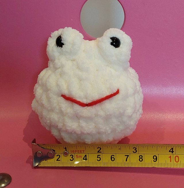 Grenouille en laine fait à la main/Handmade crochet frog dans Jouets et jeux  à Longueuil/Rive Sud - Image 2