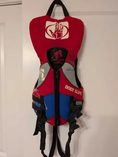 This Body Glove child's life jacket, designed for children weighing 30 to 60 lbs (14 to 27 kg), is i...