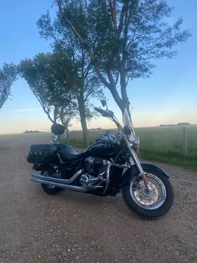 Looking to sell my 2008 Kawasaki Vulcan 900cc classic. 34 653 km. Leather look hard locking saddle b...