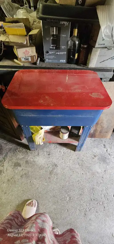 Blue and red parts washer/degreaser in great condition. Comes with the stand.