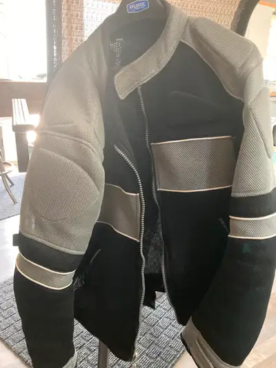 Selling Men's good used XXL Mesh material motorcycle jacket .. has padded shoulders, elbows and back...