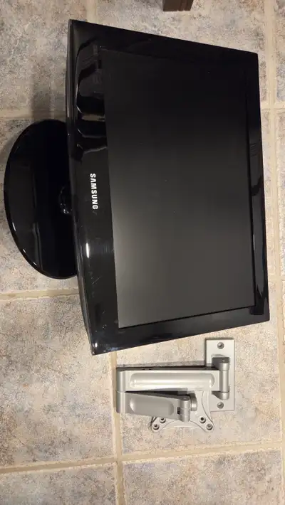 Samsung 19" TV + wall mount, View more
