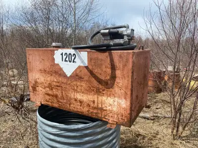 D tank with electric fuel pump. Located in Upsala. $800