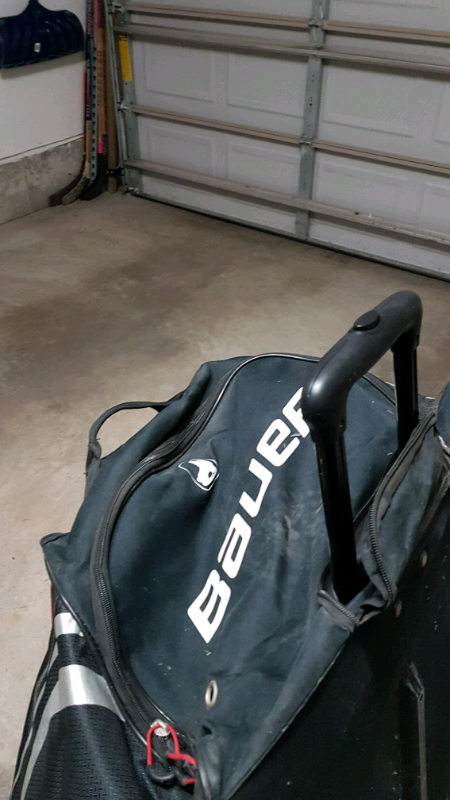 Goalie equipment $600. OBO in Hockey in Hamilton - Image 11
