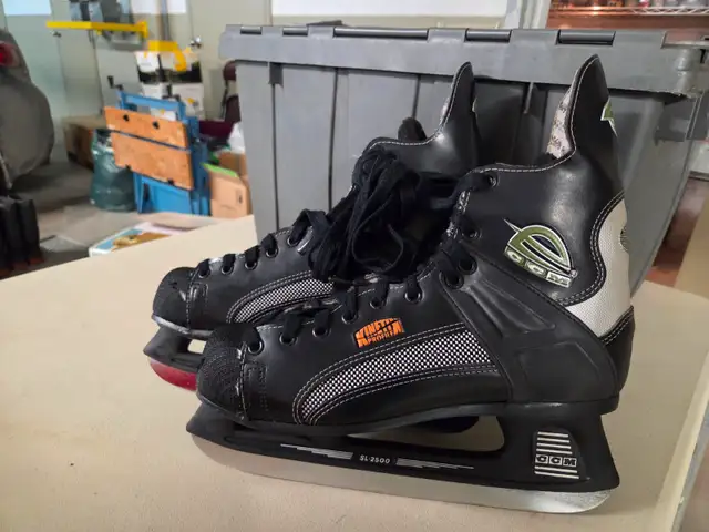 Patins homme CCM in Skates & Blades in Laval / North Shore - Image 2