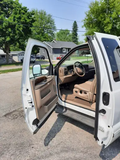 Truck in good shape with low kilometers for the age. Automatic with overdrive 8' Long box, suits in-...