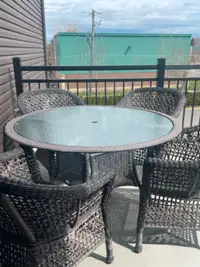 Table patio avec 4 chaises