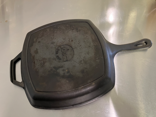 10" Lodge Cast Iron Grill Pan in Kitchen & Dining Wares in Ottawa - Image 3