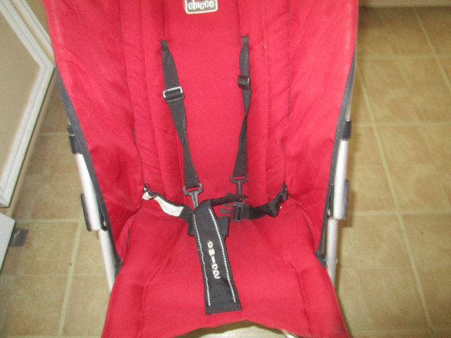 Poussette 8 roues CHICCO  rouge solide et TRÈS propre AUBAINE ! dans Poussettes, porte-bébés et sièges d'auto  à Laval/Rive Nord - Image 4