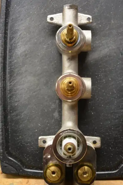 Aquabrass 3/4 inch shower valve. VIDA v321976-CH model Wave #S321976 new cost is $950 Does not inclu...