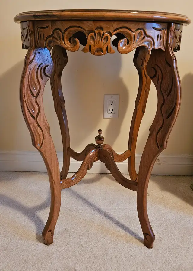 VINTAGE 1940'S WALNUT CARVED FRENCH STYLE SIDE LAMP TABLE -  USA in Coffee Tables in City of Toronto - Image 5