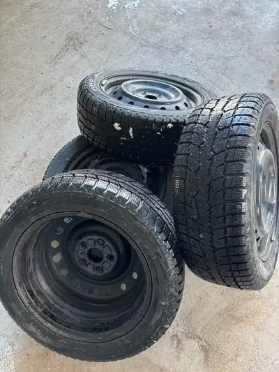 Super ensemble de 4 pneus d’hiver Toyo observe gsi-6 avec jantes en acier. Dimensions 205/55/R16. Le...