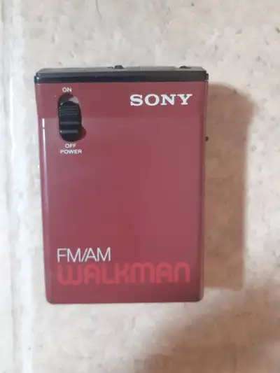 vintage 1983 Sony FM/AM Walkman Portable Radio model SRF-33W Tested Works