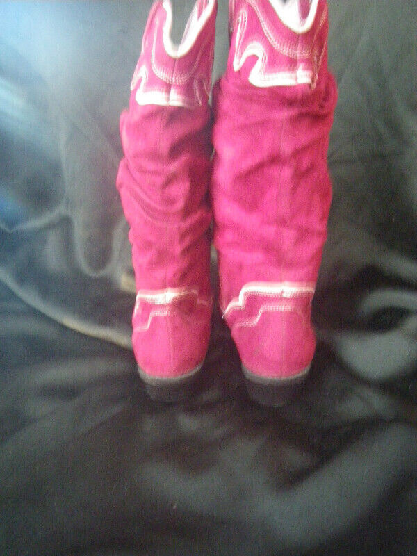 Red suede boots for women; bottes de suède rouge pour femme dans Femmes - Chaussures  à Trois-Rivières - Image 4
