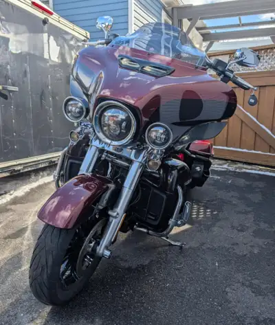 Superbe moto avec beaucoup d'inclusions. Toujours bien entretenue, changements d'huiles periodiques...