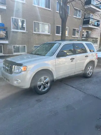 Ford escape 2009 3.0 v6 4x4 avec seulement 135 000 km La voiture a de nouvelles frein ,une nouvelle...