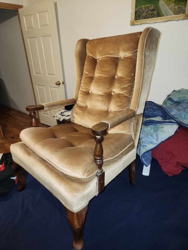 Chair comfy Chairs & Recliners Cornwall Kijiji