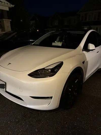 2023 Model Y Long Range, 7 Seats 85K KM 1 owner only Comes with winter and all season tires, tow pac...