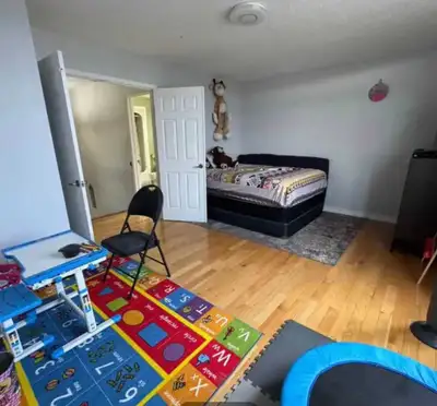 Looking for a girl to share this spacious master bed with 2 girls already staying. It's in Williamsb...