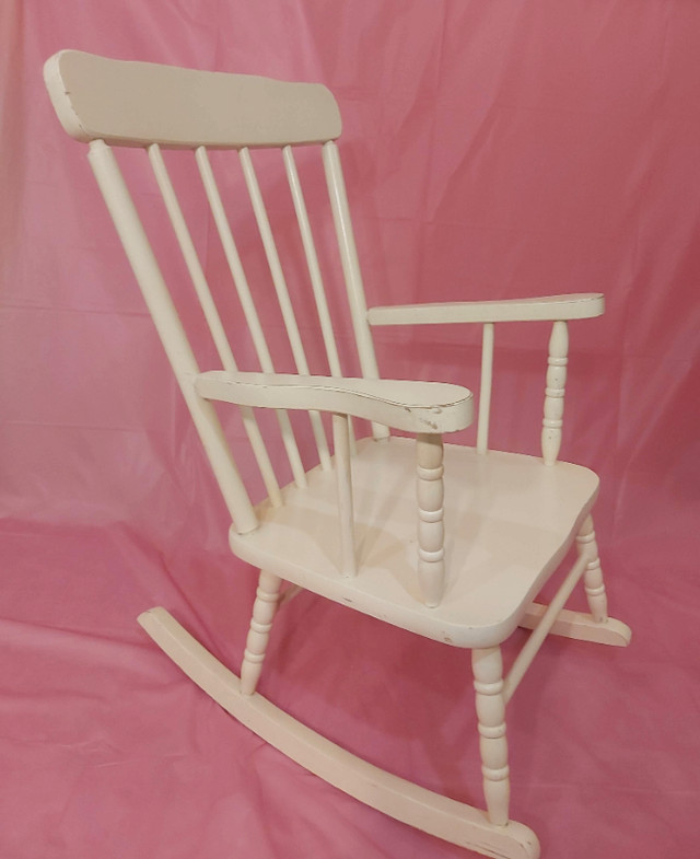 $20 White Childrens/kids wooden rocking chair in Toys & Games in Markham / York Region - Image 2