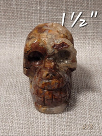 Crâne 1½" d'agate naturelle. Hand sculpted agate Longshan skull.