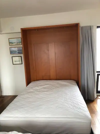 Murphy bed double, fini bois, 2 spots intégrés, très bon état, avec matelas de qualité et impeccable...