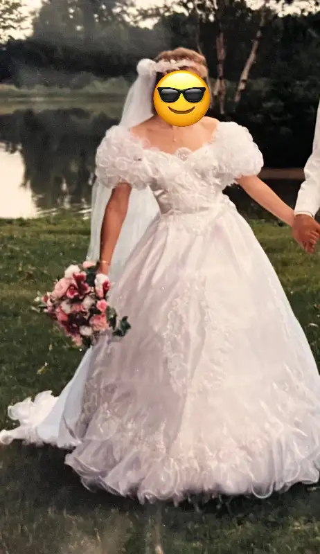 Vintage Wedding Dress & Veil in Wedding in Sarnia - Image 2
