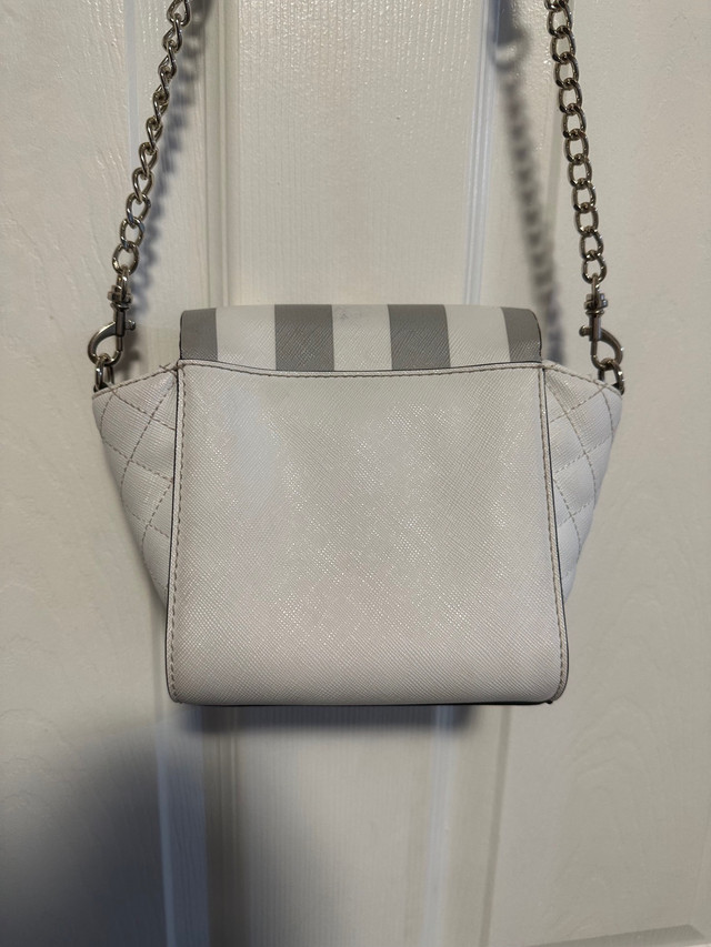 Guess purse lady bag in Women's - Bags & Wallets in Regina - Image 3