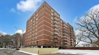 This condo apt in Toronto offers the perfect blend of interior space and strategic location. The cor...