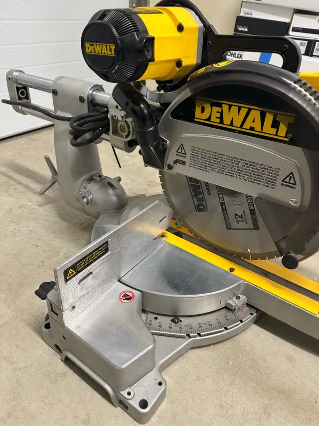 DEWALT..12” Sliding Compound Miter Saw in Power Tools in Mississauga / Peel Region - Image 3