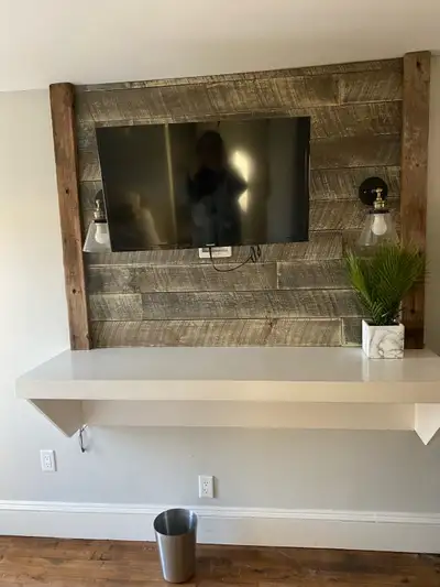 Charming studio apartment located in the downtown core. This cozy space is fully furnished and featu...