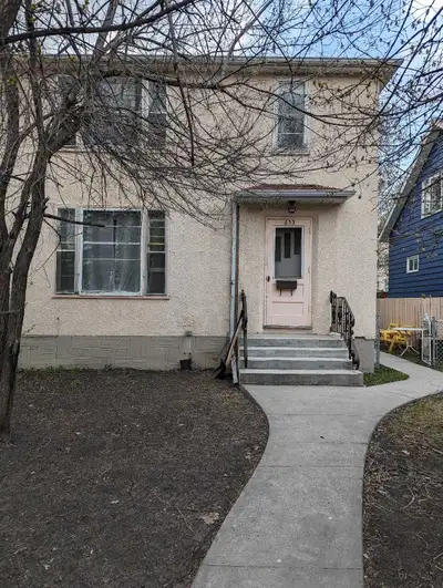 Available April 1st Long or Short term leases available. $1195 includes: in-suit laundry heat electr...