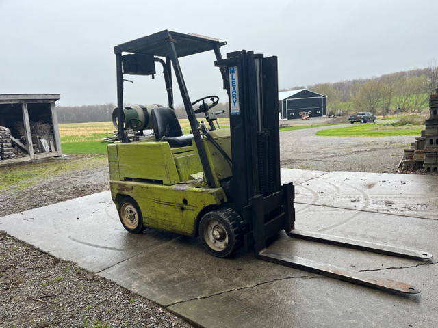 Clark 4000# Forklift. in Other Business & Industrial in Oshawa / Durham Region - Image 2